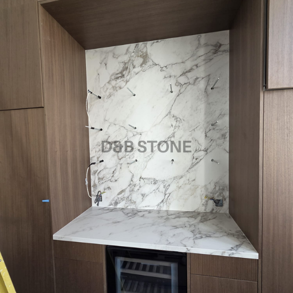 Compact bar niche in the same Calacatta-style porcelain