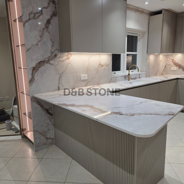 L-shape with curved peninsula in Calacatta Gold-effect porcelain