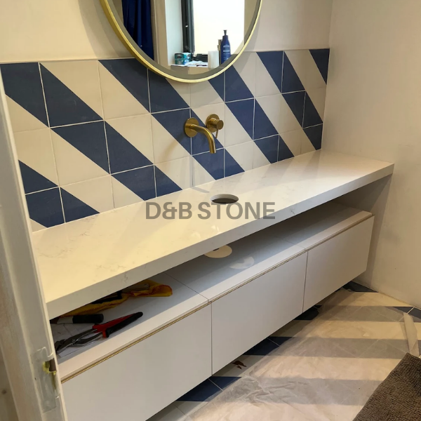White marble-effect quartz vanity top