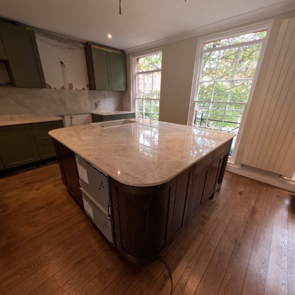 Light beige “Taj Mahal”-look quartzite island