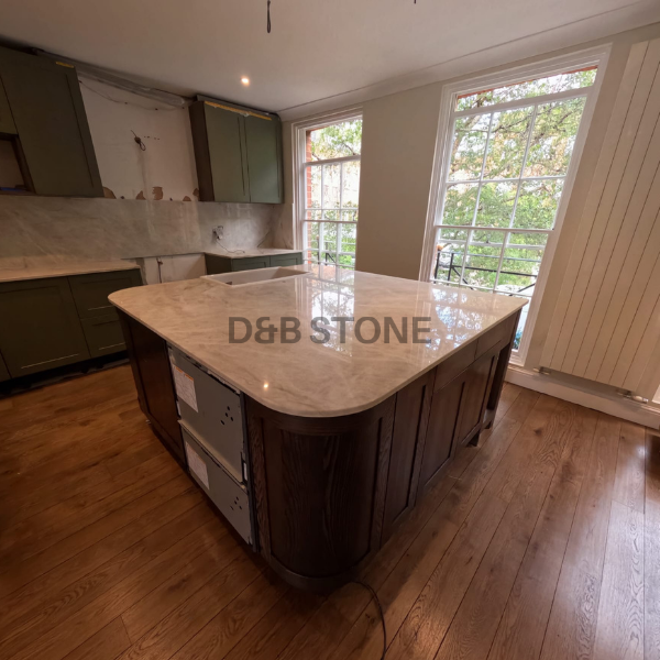 Light beige “Taj Mahal”-look quartzite island